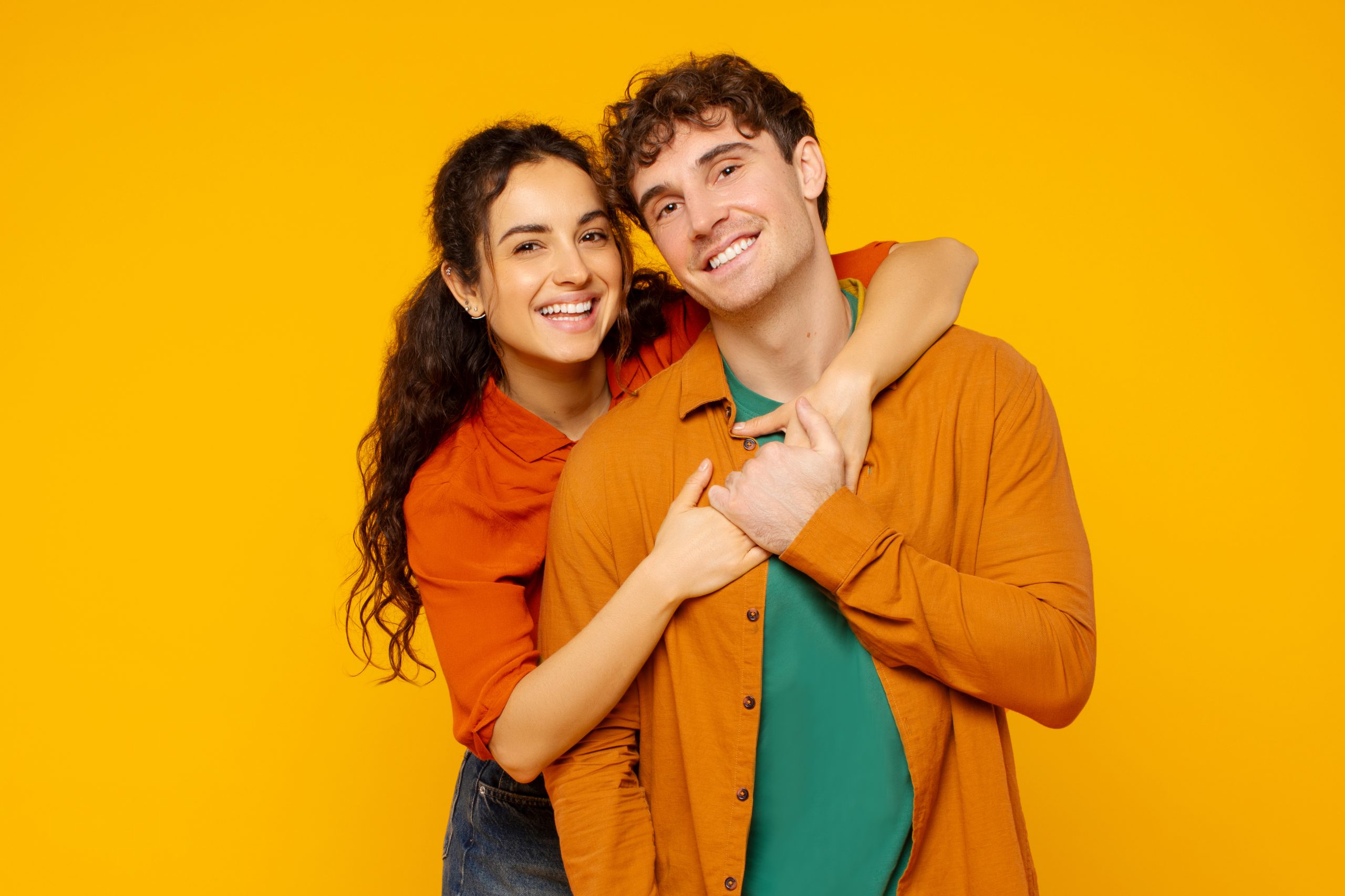Pareja sonriendo y abrazándose